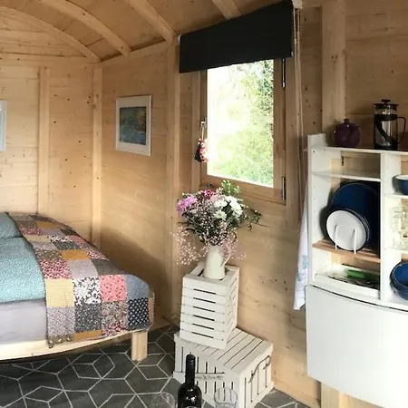 Cosy Shepherds Hut Between Maple And Hawthorn Guest house *