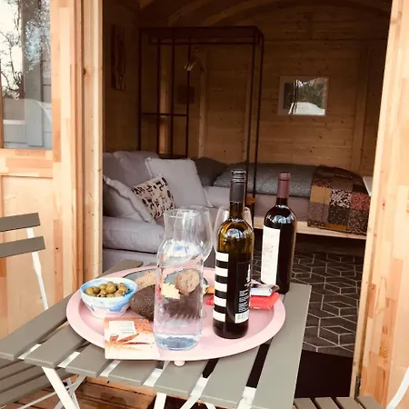 Cosy Shepherds Hut Between Maple And Hawthorn