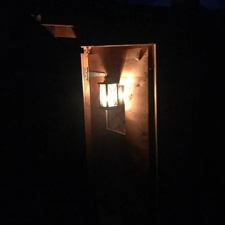 Cosy Shepherds Hut Between Maple And Hawthorn Guest house Mountshannon
